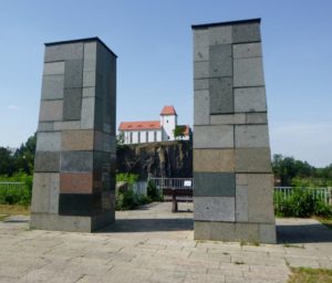 Kirchbruch Beucha, Stelen zur Veranschaulichung der verschiedenen Gesteinsarten der Region Leipzig, Foto: Anja Hartmann Kirchbruch Beucha, Stelen zur Veranschaulichung der verschiedenen Gesteinsarten der Region Leipzig, Foto: Anja Hartmann
