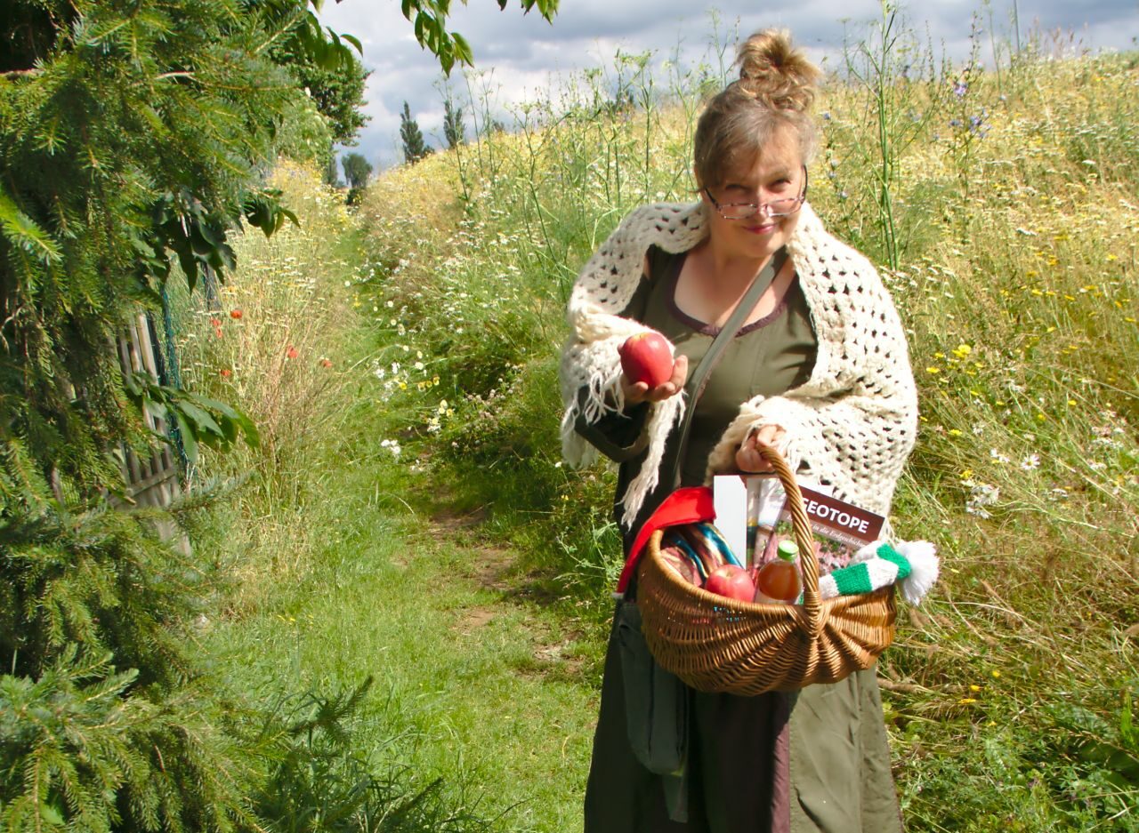 GeoRangerin Anja Schwulst auf Tour Schneewittchenrätsel