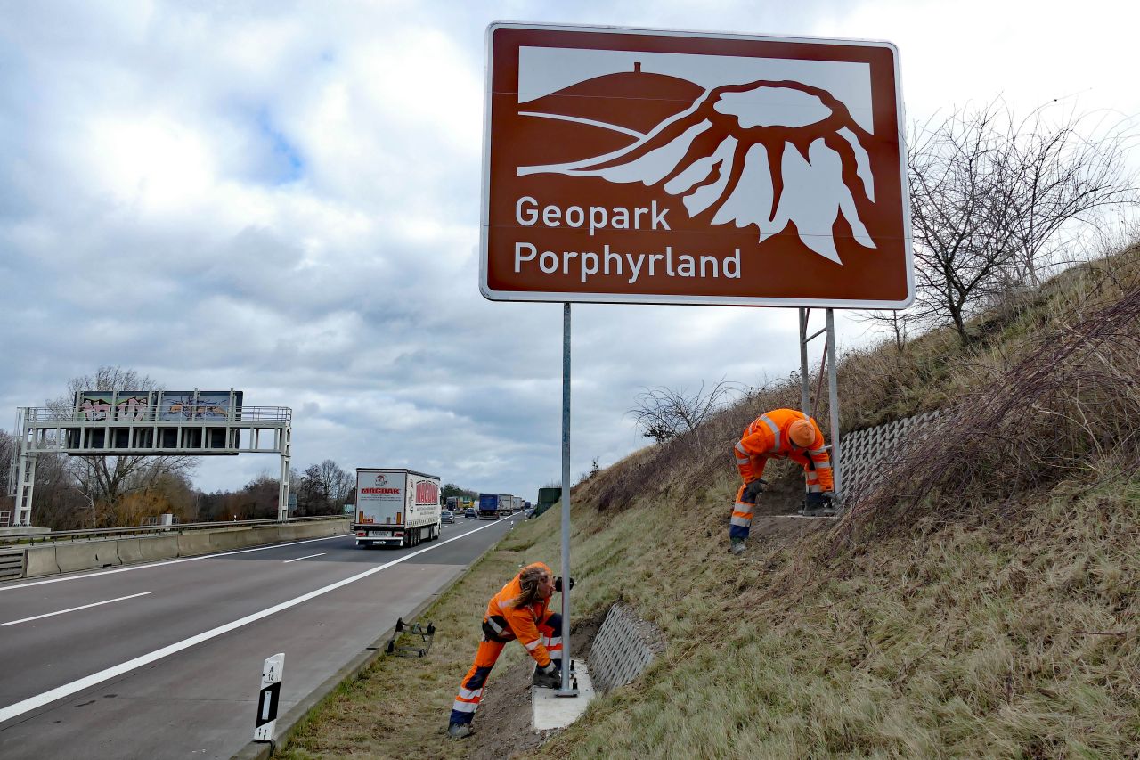 Letzte Handgriffe an der touristischen Unterrichtungstafel für den Geopark Porphyrland an der A14; Foto: Thomas Kube